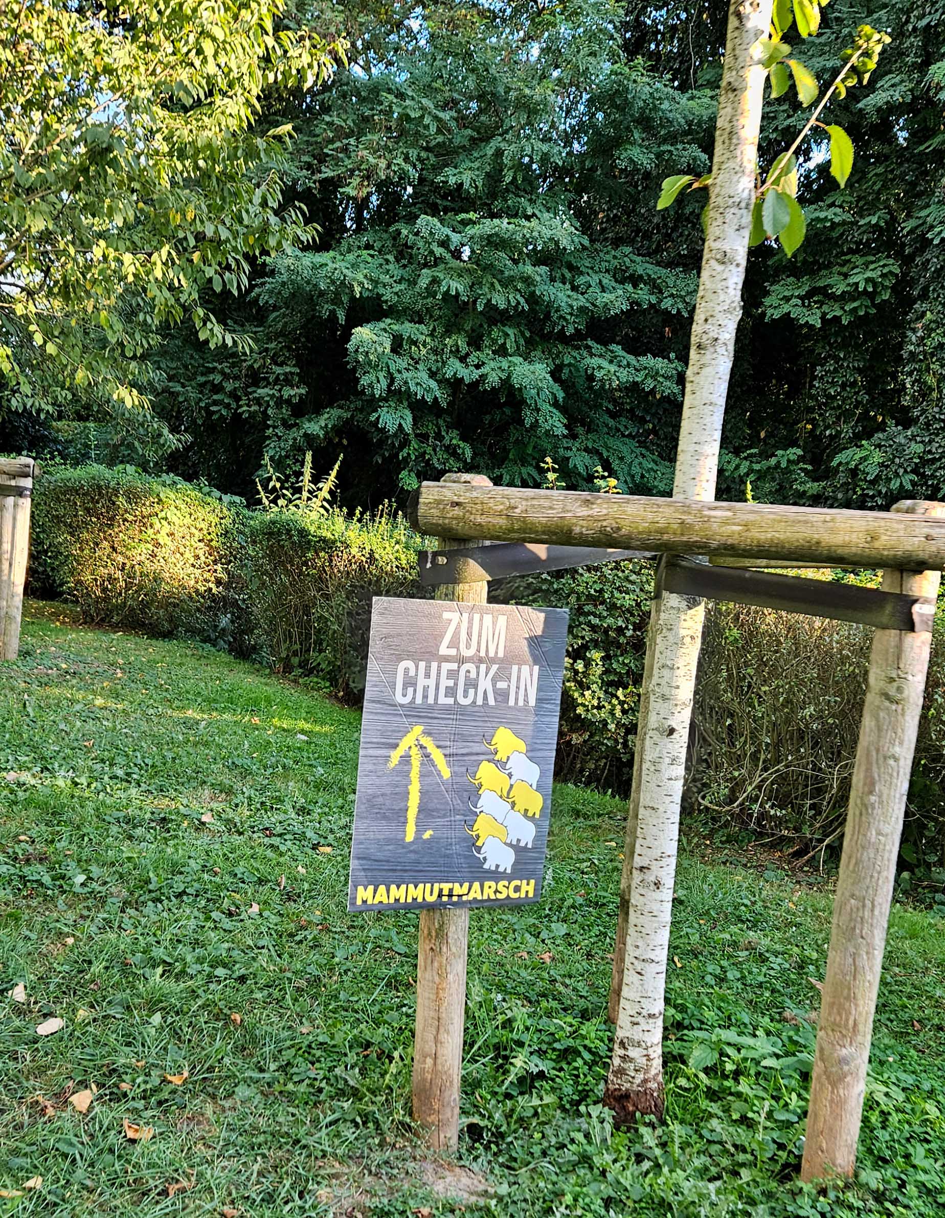 Schild zum Check-In beim Mammutmarsch 